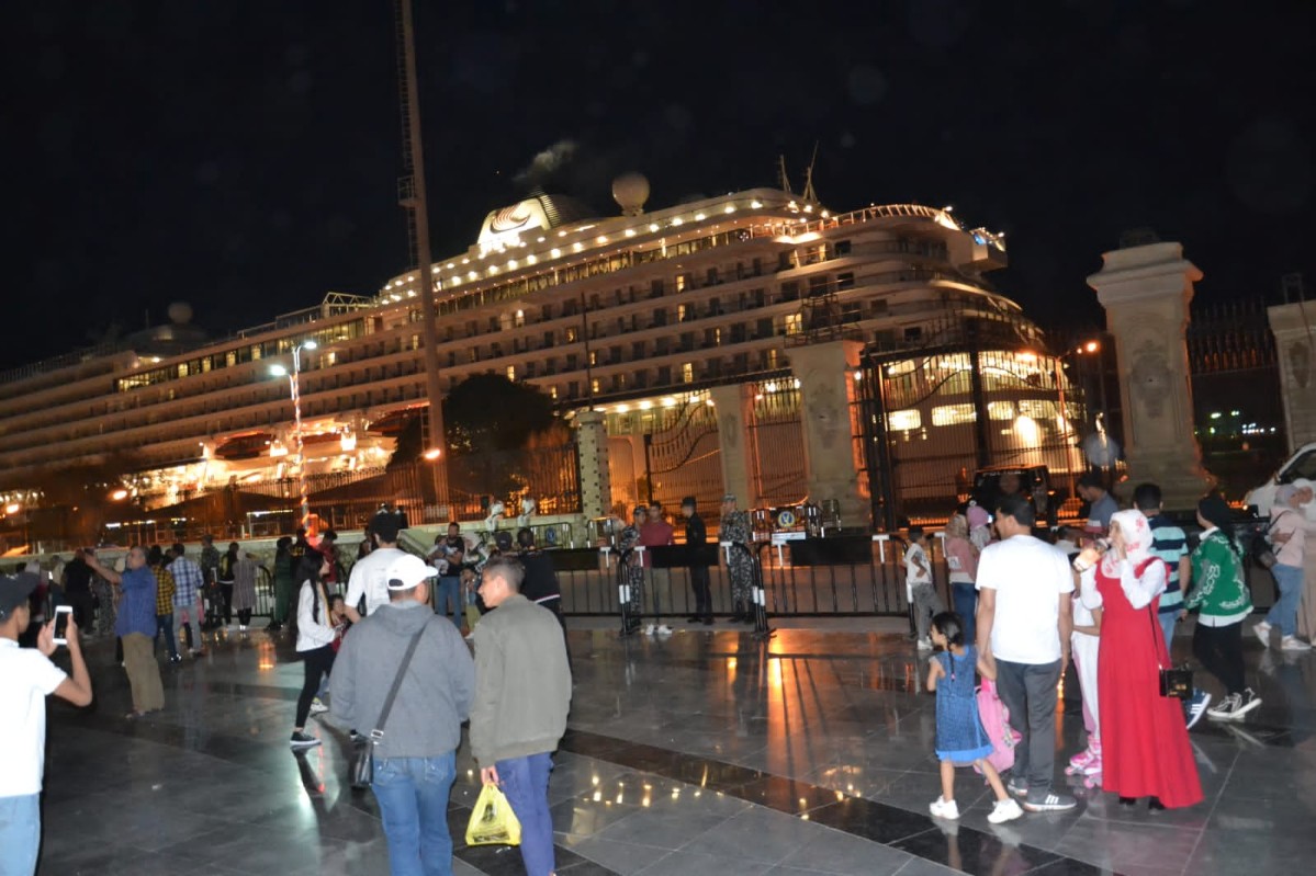 ساحة مصر ليلا أمام إحدى السفن