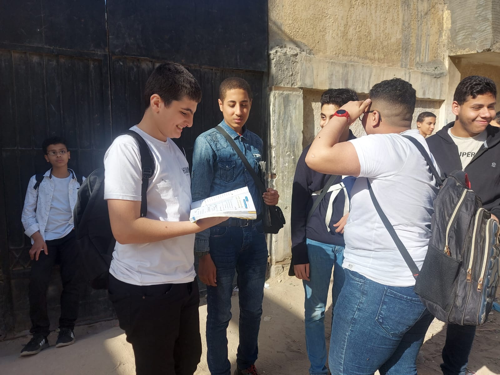 توافد طلاب الشهادة الإعدادية على لجان الامتحان بالإسكندرية (1)