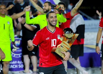 منتخب الشاطئية يتسلم ميداليات كأس العرب ويرفع الكأس (2)