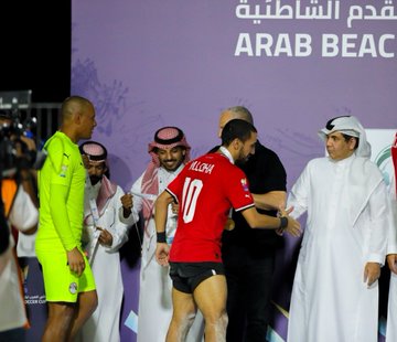 منتخب الشاطئية يتسلم ميداليات كأس العرب ويرفع الكأس (1)