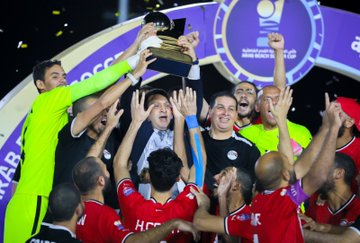 منتخب الشاطئية يتسلم ميداليات كأس العرب ويرفع الكأس (4)