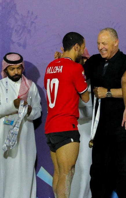 منتخب الشاطئية يتسلم ميداليات كأس العرب ويرفع الكأس (3)