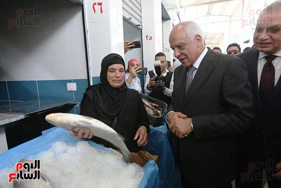 محافظ الجيزة يفتتح سوق السمك الجديد بالمنيب (9)