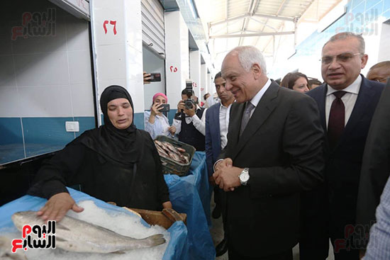 محافظ الجيزة يفتتح سوق السمك الجديد بالمنيب (14)