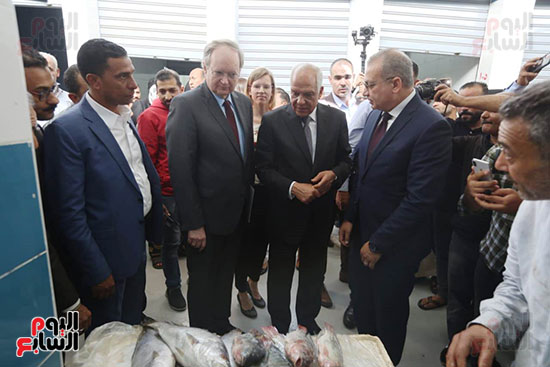 محافظ الجيزة يفتتح سوق السمك الجديد بالمنيب (2)