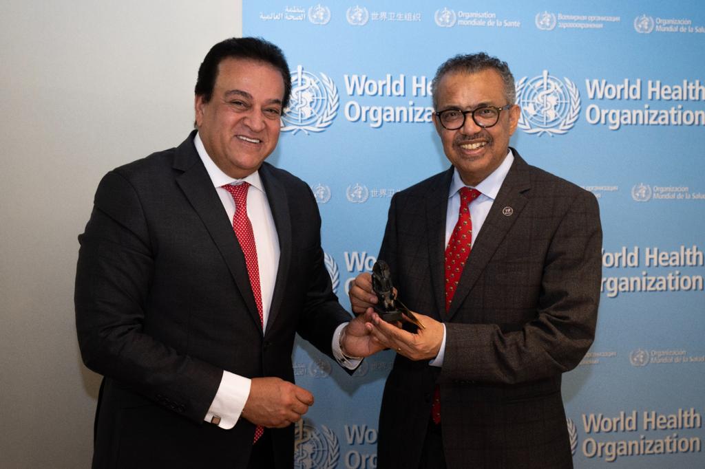 خالد عبد الغفار و مدير عام منظمة الصحة العالمية  (4)