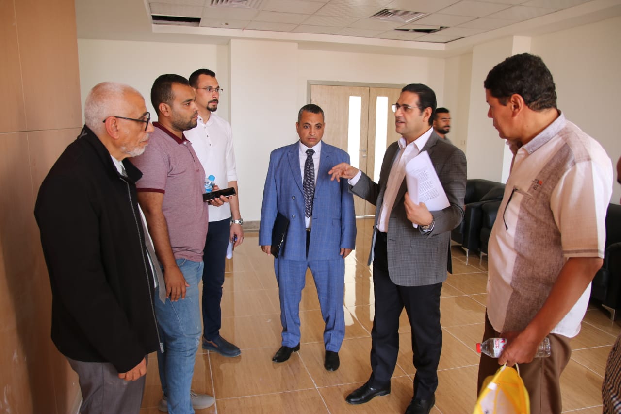 لجنة من التعليم العالي تتفقد أعمال فرش معامل وورش جامعة طيبة