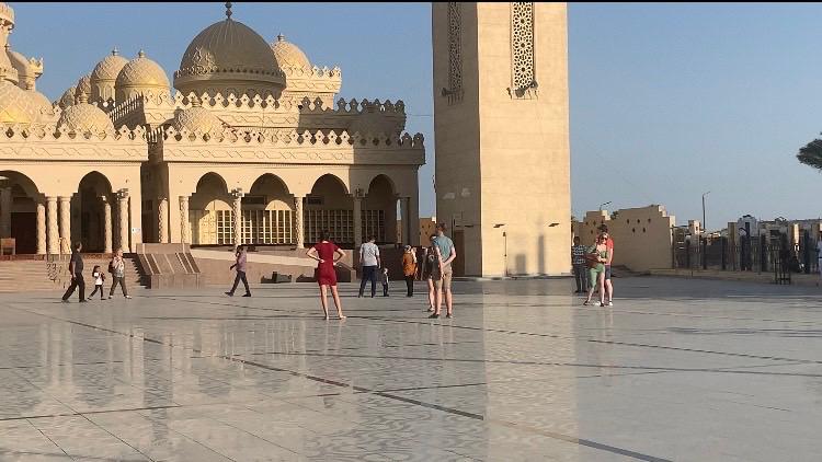 السياح بساحة مسجد الميناء
