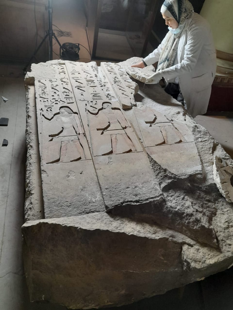 خلال أعمال ترميم القطع الحجرية بمتحف التحرير
