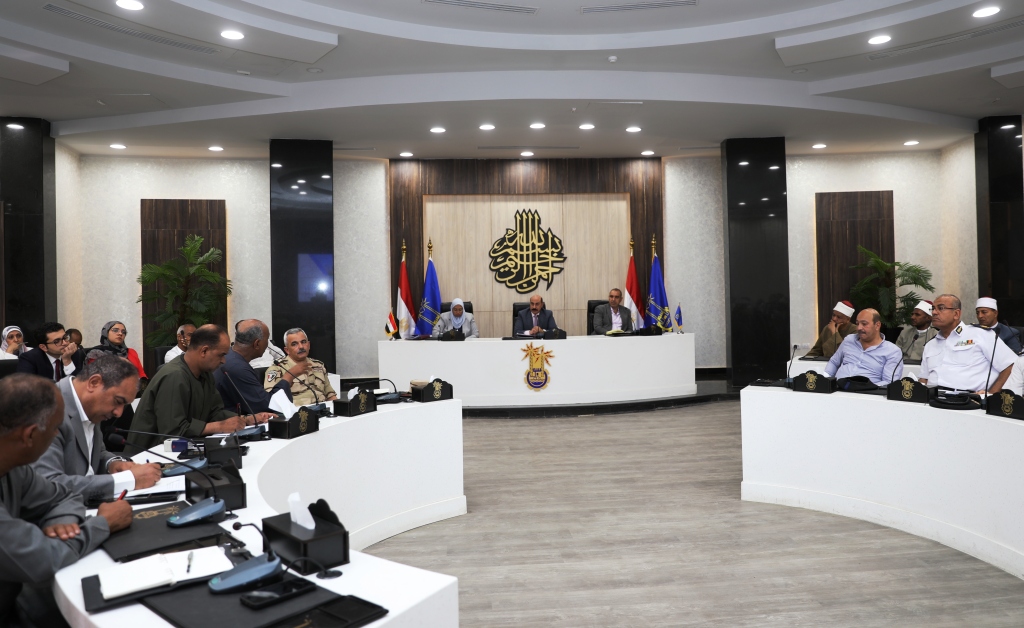  اجتماع المجلس التنفيذى برئاسة محافظ أسوان (2)