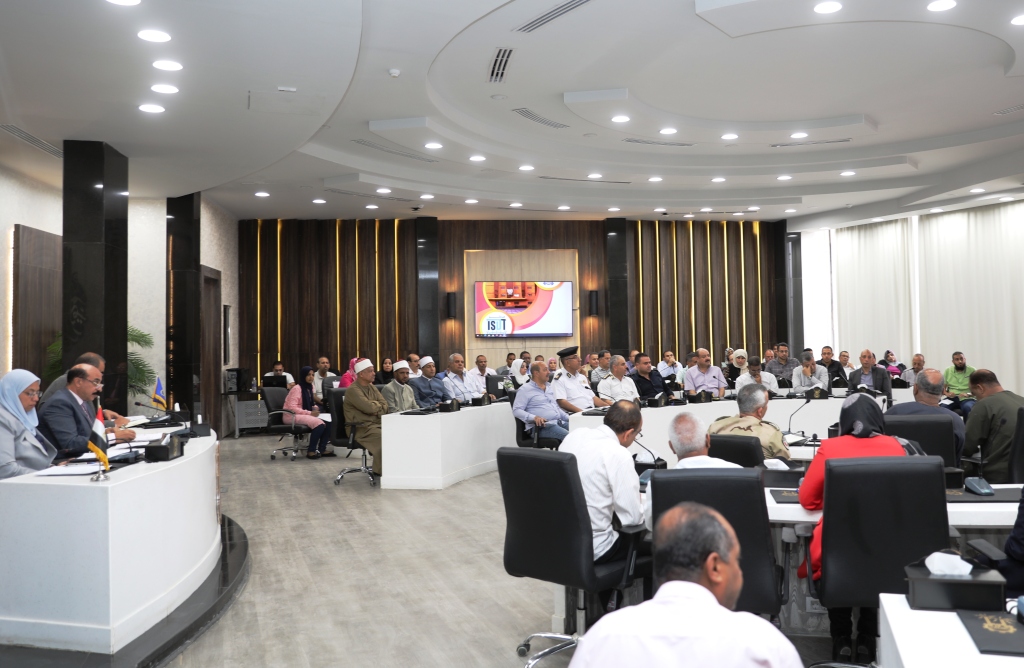  اجتماع المجلس التنفيذى برئاسة محافظ أسوان (3)