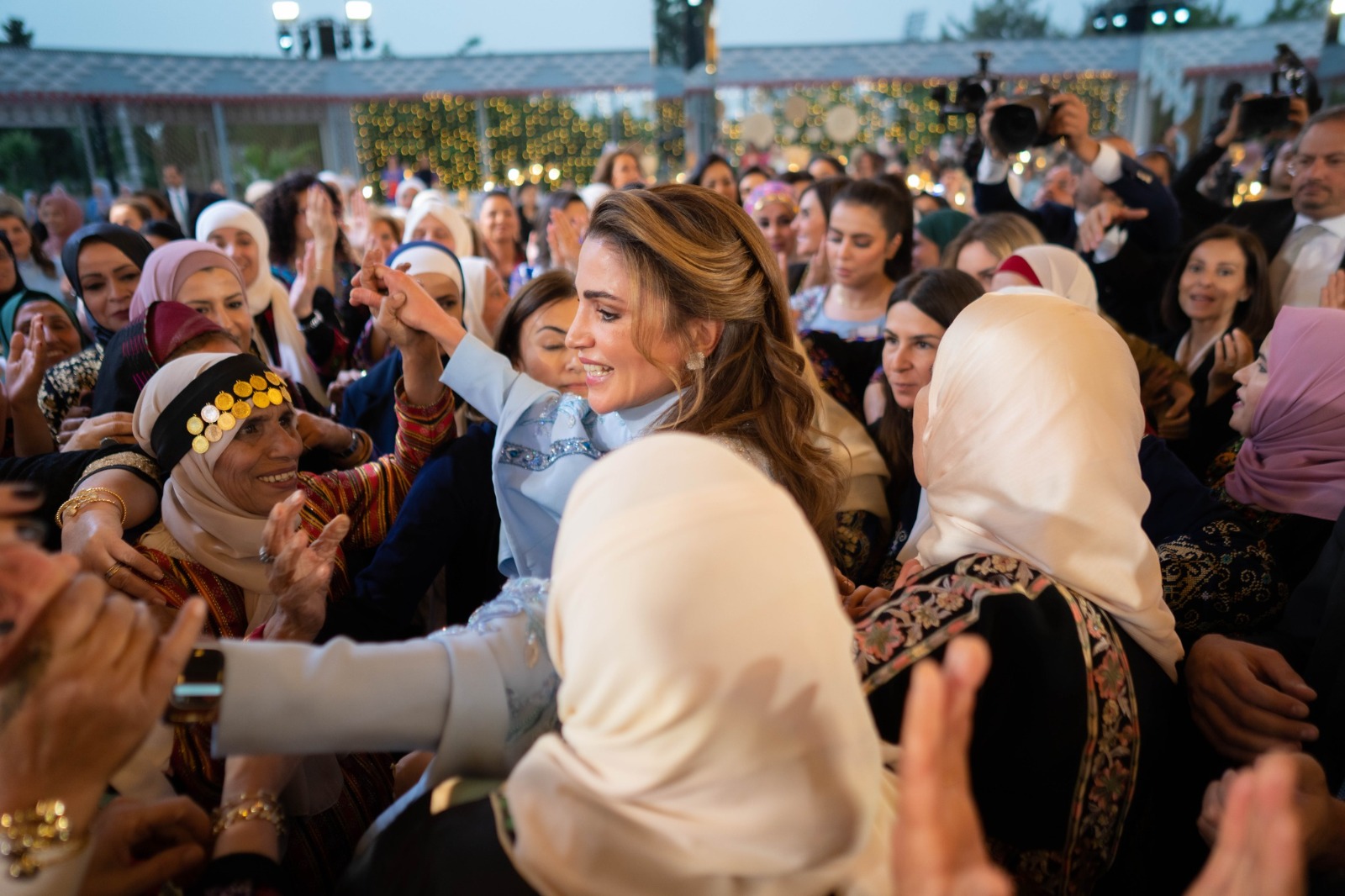الملكة رانيا العبد الله ترقص وسط الحضور احتفاء بقرب زفاف نجلها