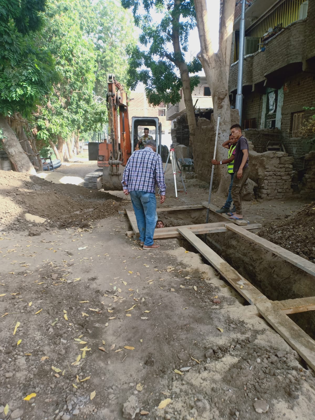 عمليات حفر خطوط الصرف الصحي بقرية الكيمان الكوم الشرقي