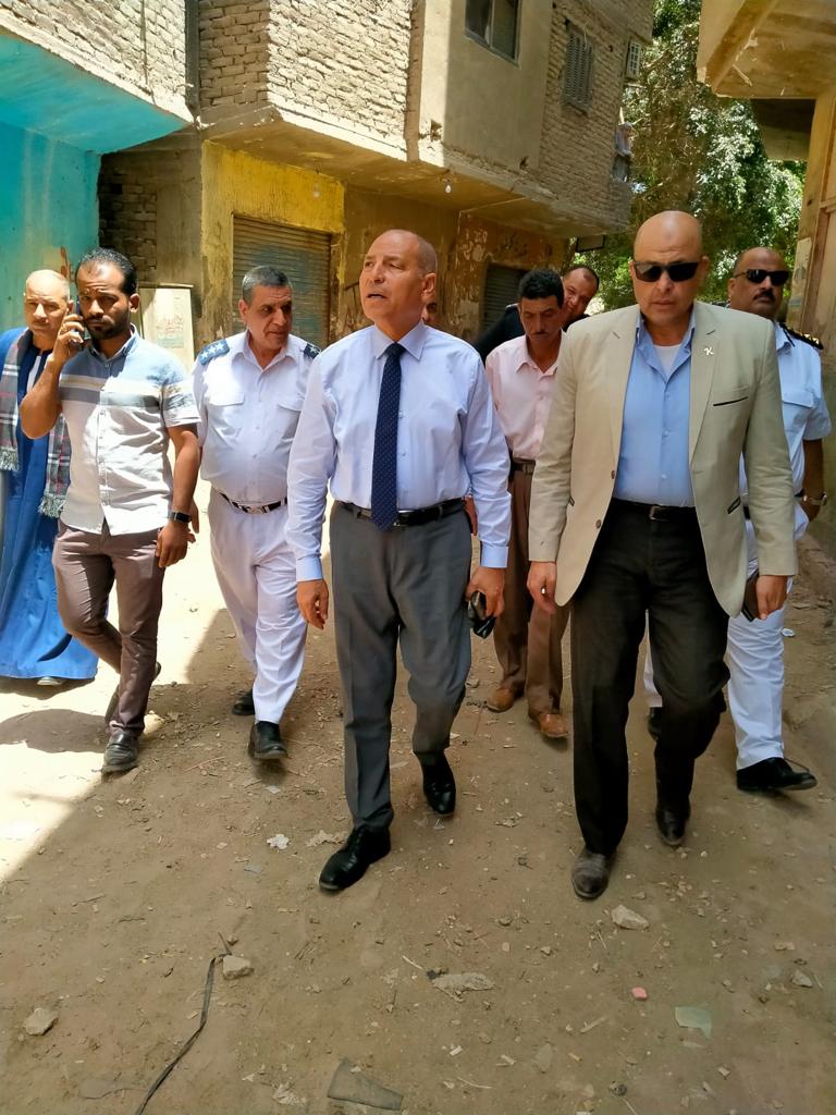 نائب محافظ القاهرة يتفقد إزالة 44 عقار بميدان المسلة بالمطرية (2)