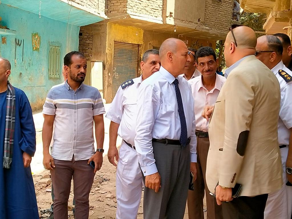 نائب محافظ القاهرة يتفقد إزالة 44 عقار بميدان المسلة بالمطرية (4)