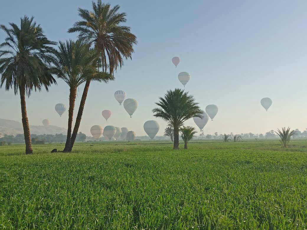مشهد تحليق رحلات البالون من قلب البر الغربي