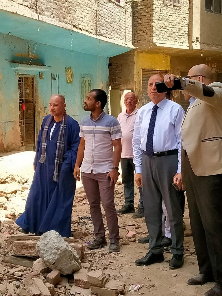 نائب محافظ القاهرة يتفقد إزالة 44 عقار بميدان المسلة بالمطرية (3)