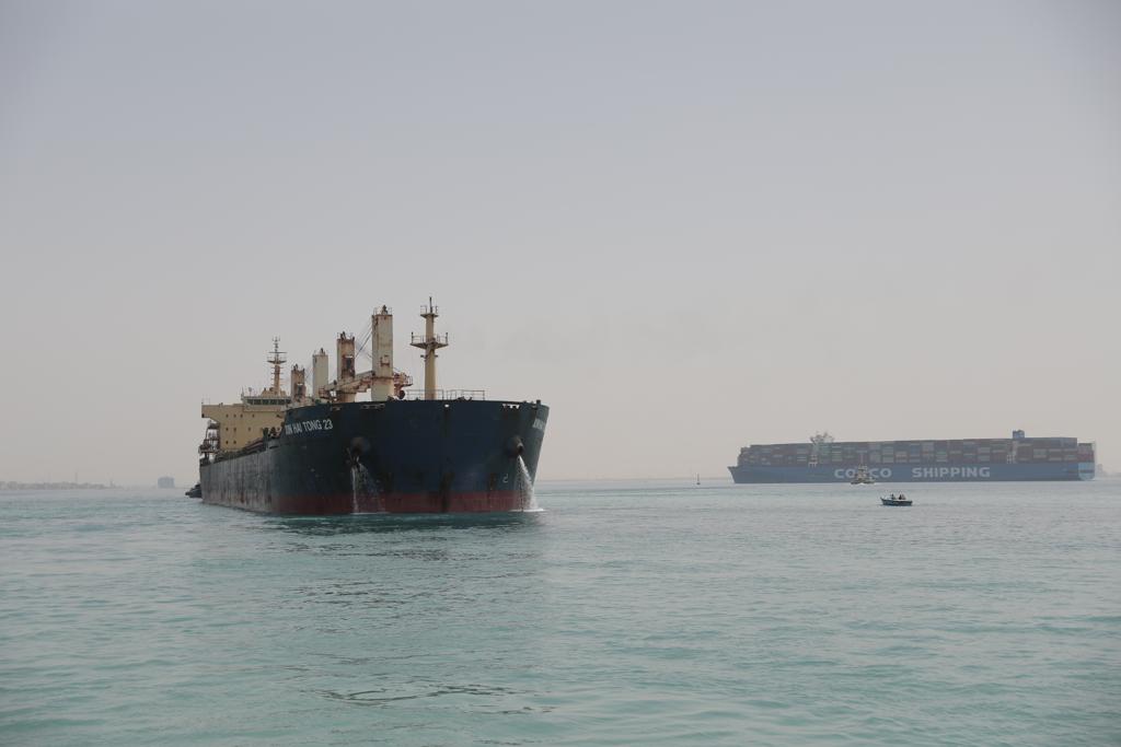 وصول سفينة البضائع   XIN HAI TONG 23  لمنطقة الانتظار بغاطس السويس وانتظام حركة الملاحة بالقناة (3)