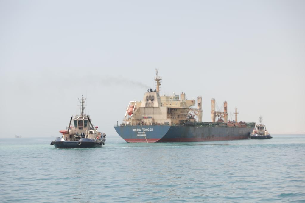 وصول سفينة البضائع   XIN HAI TONG 23  لمنطقة الانتظار بغاطس السويس وانتظام حركة الملاحة بالقناة (10)