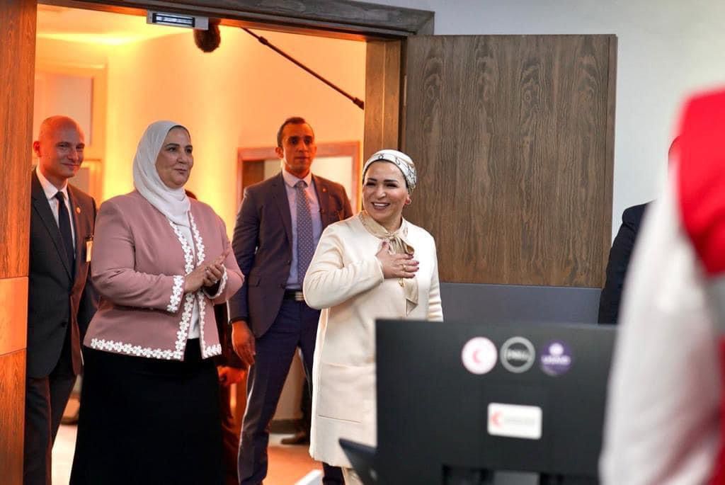 زيارة السيدة انتصار السيسى لغرفه عمليات الهلال الأحمر المصرى