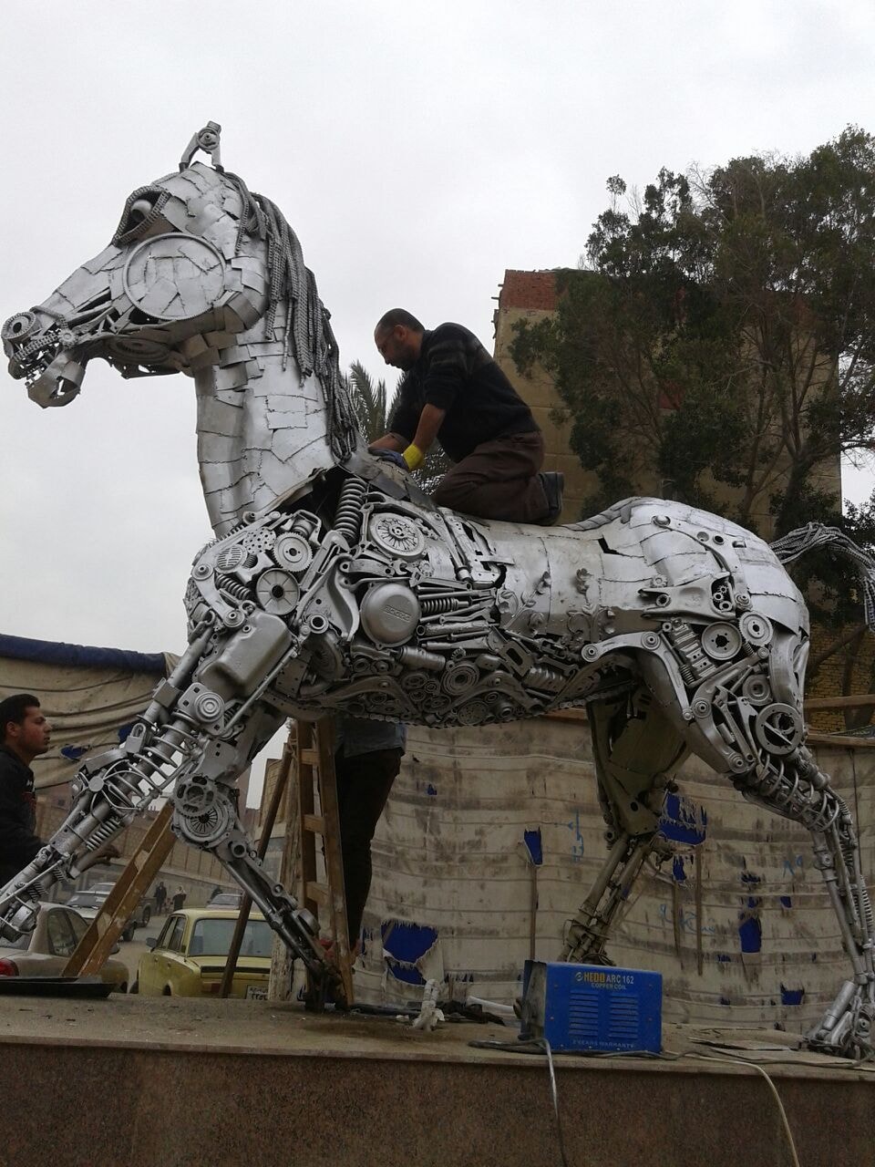 صورة أخرى لتمثال الحصان
