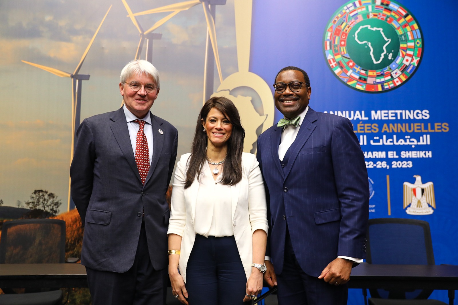 رانيا المشاط تتوسط رئيس البنك الأفريقي للتنمية ووزير التنمية الأفريقية بالمملكة المتحدة