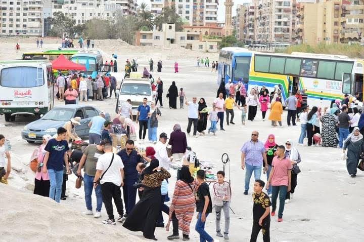 توافد الزائرين على جبال الملح بمدينة بورفؤاد