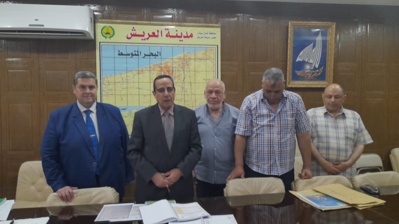 محافظ شمال سيناء يقدم التهنئة لأوئل الإعدادية (1)