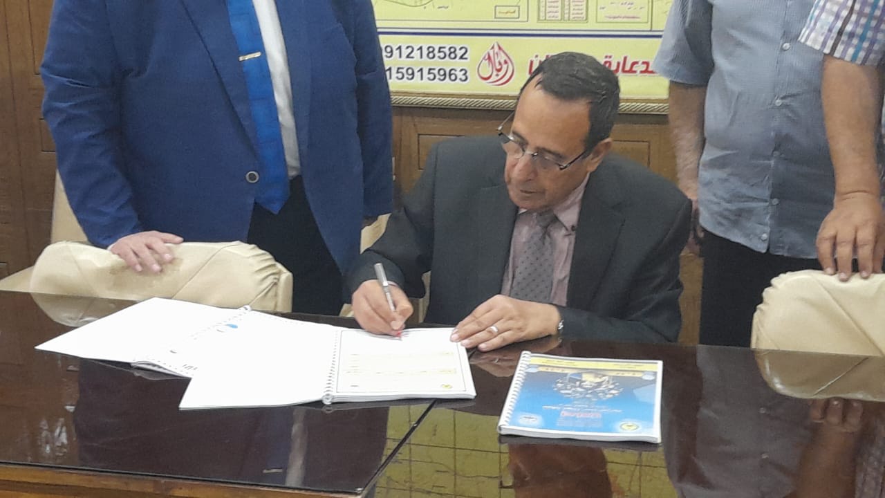 محافظ شمال سيناء يقدم التهنئة لأوئل الإعدادية (2)
