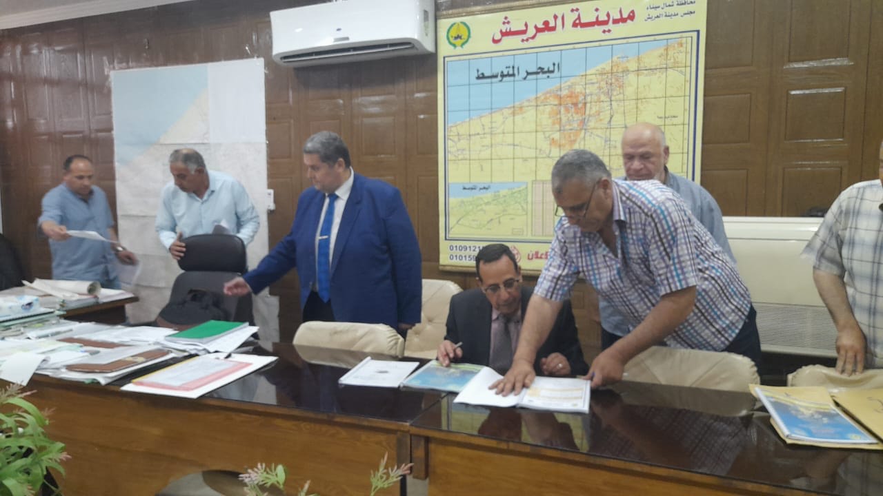 محافظ شمال سيناء يقدم التهنئة لأوئل الإعدادية (3)