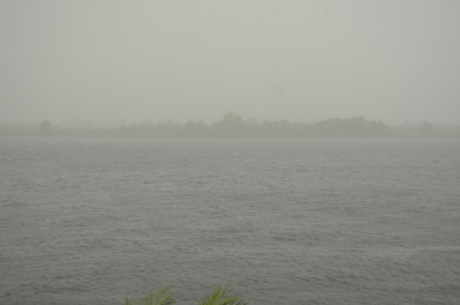 جانب من وقف الملاحة النهرية فى قناطر وهويس إسنا بعد العاصفة الترابية