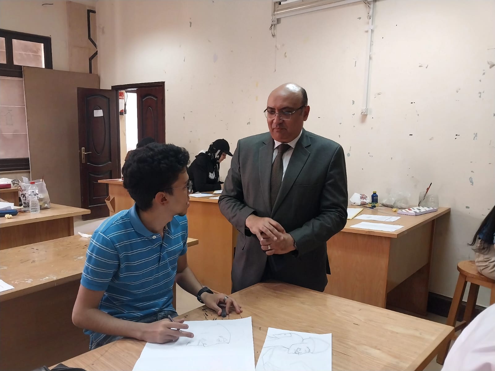 نائب رئيس جامعة المنصورة يتابع سير العملية الامتحانية (5)