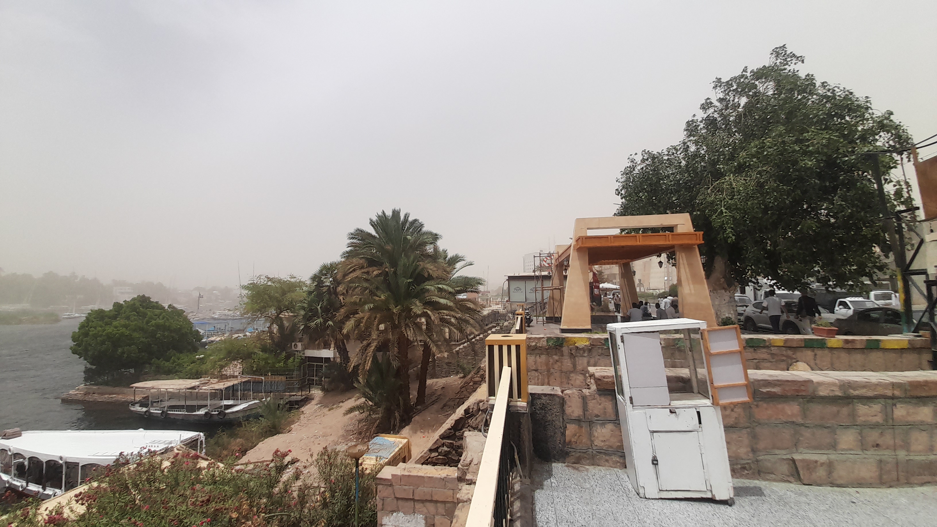 عاصفة ترابية تصل مدينة أسوان وتعطل حركة البواخر السياحية (3)