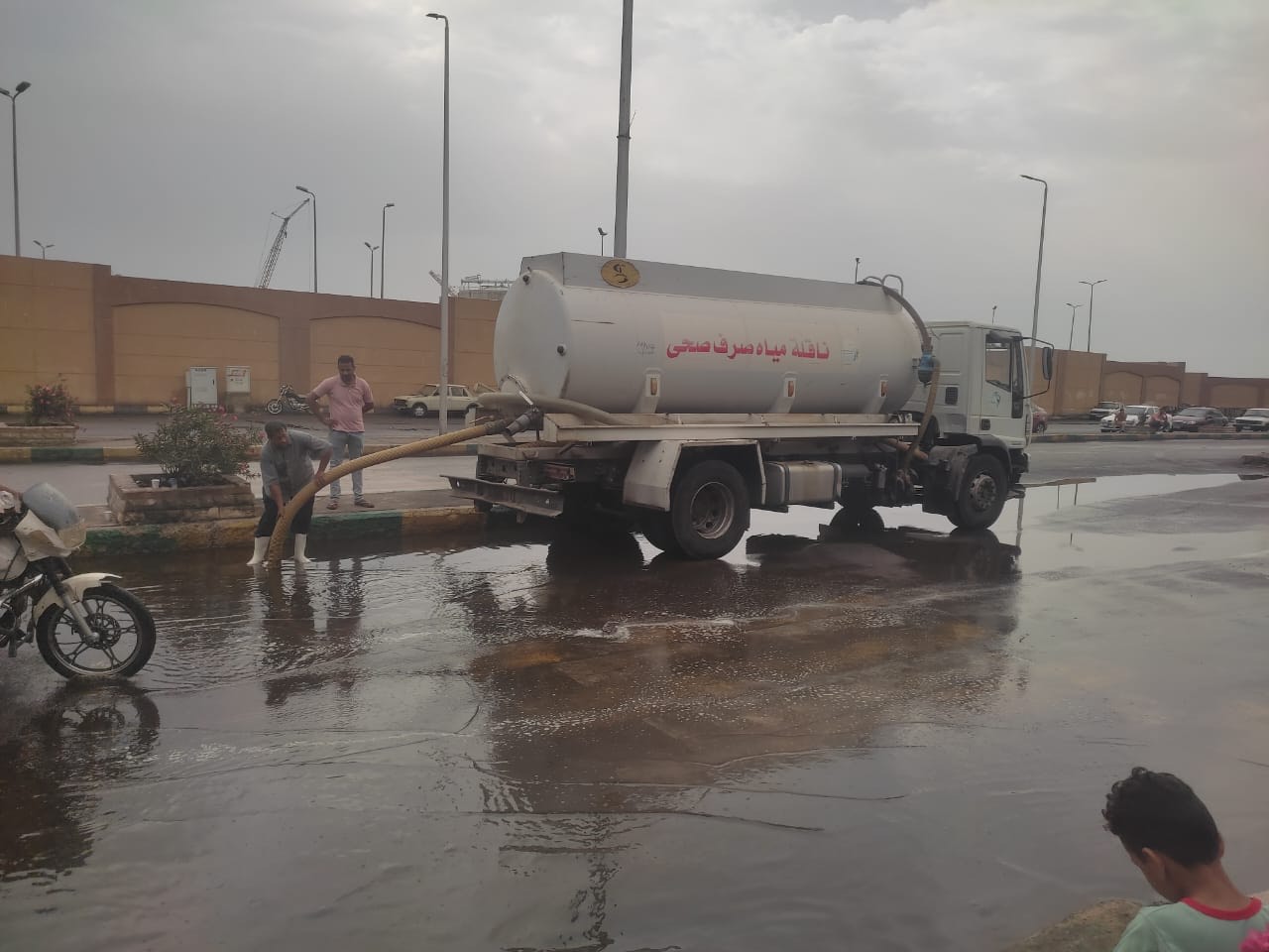 معدات شركة مياه البحر الأحمر تسحب آثار الأمطار بمدينة سفاجا (1)