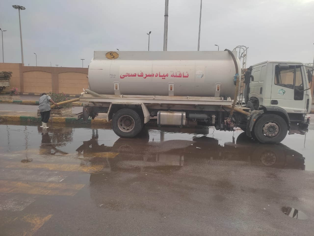معدات شركة مياه البحر الأحمر تسحب آثار الأمطار بمدينة سفاجا (2)