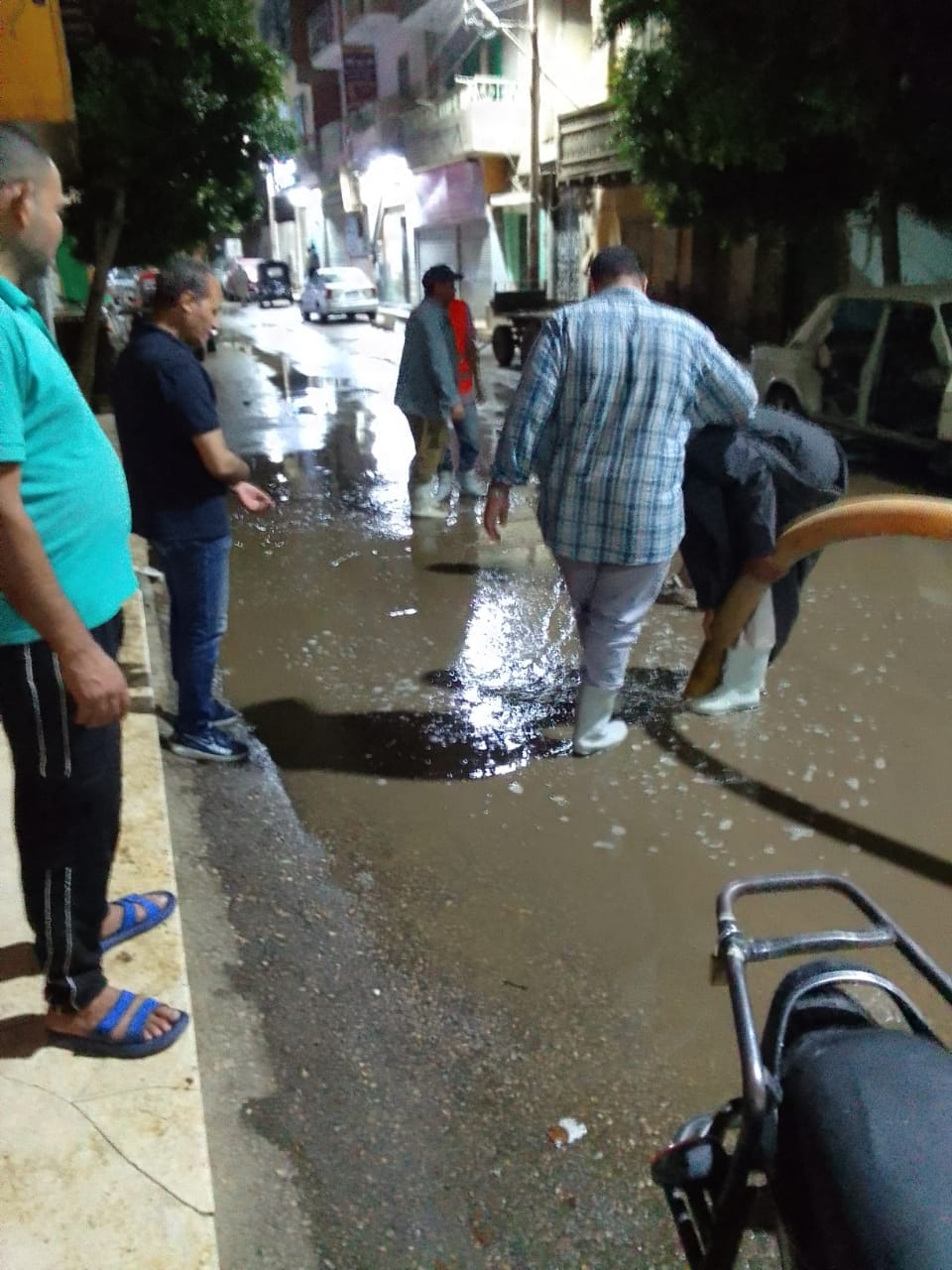 سحب تجمعات مياه الأمطار في مركز أبو قرقاص وفتح الطرق وصيانة الأعطال بمركز بني مزار (6)