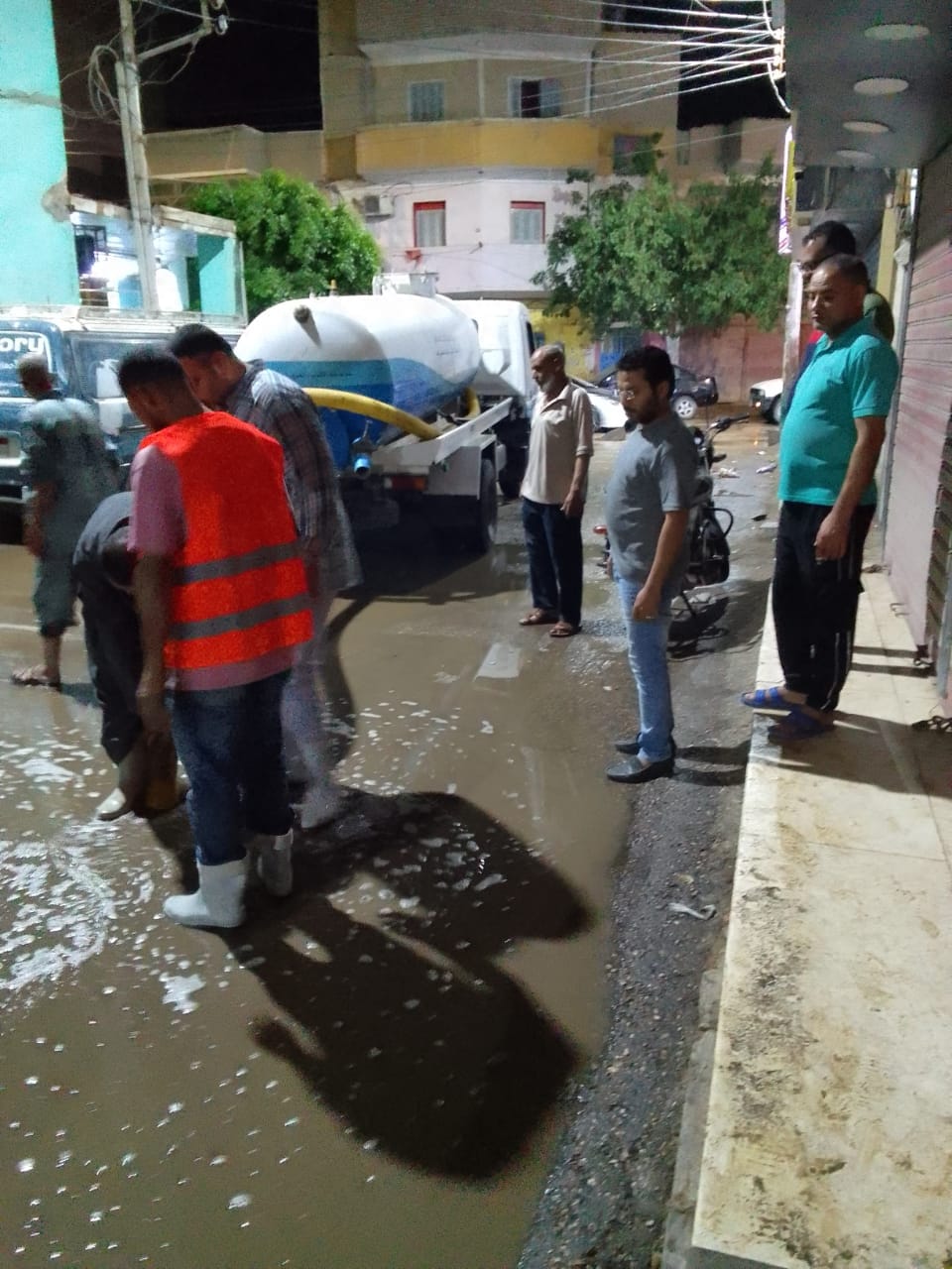 سحب تجمعات مياه الأمطار في مركز أبو قرقاص وفتح الطرق وصيانة الأعطال بمركز بني مزار (4)