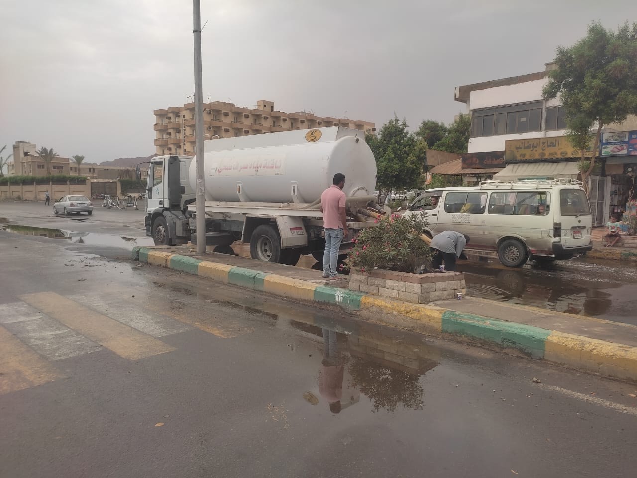 معدات شركة مياه البحر الأحمر تسحب آثار الأمطار بمدينة سفاجا (3)