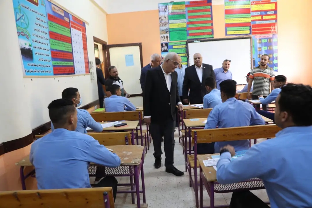 وزير التعليم يتفقد امتحانات الدبلومات الفنية بالمدرسة الثانوية الصناعية بالوادى الجديد (6)