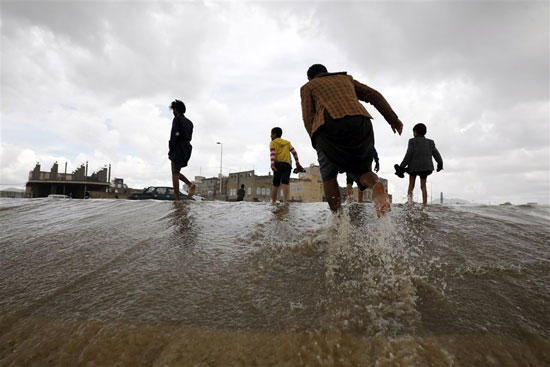 المواطنون وسط مياه الامطار فى الشوارع  (1)