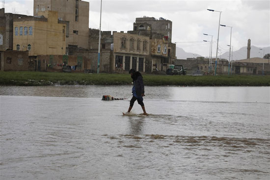 المواطنون وسط مياه الامطار فى الشوارع  (2)