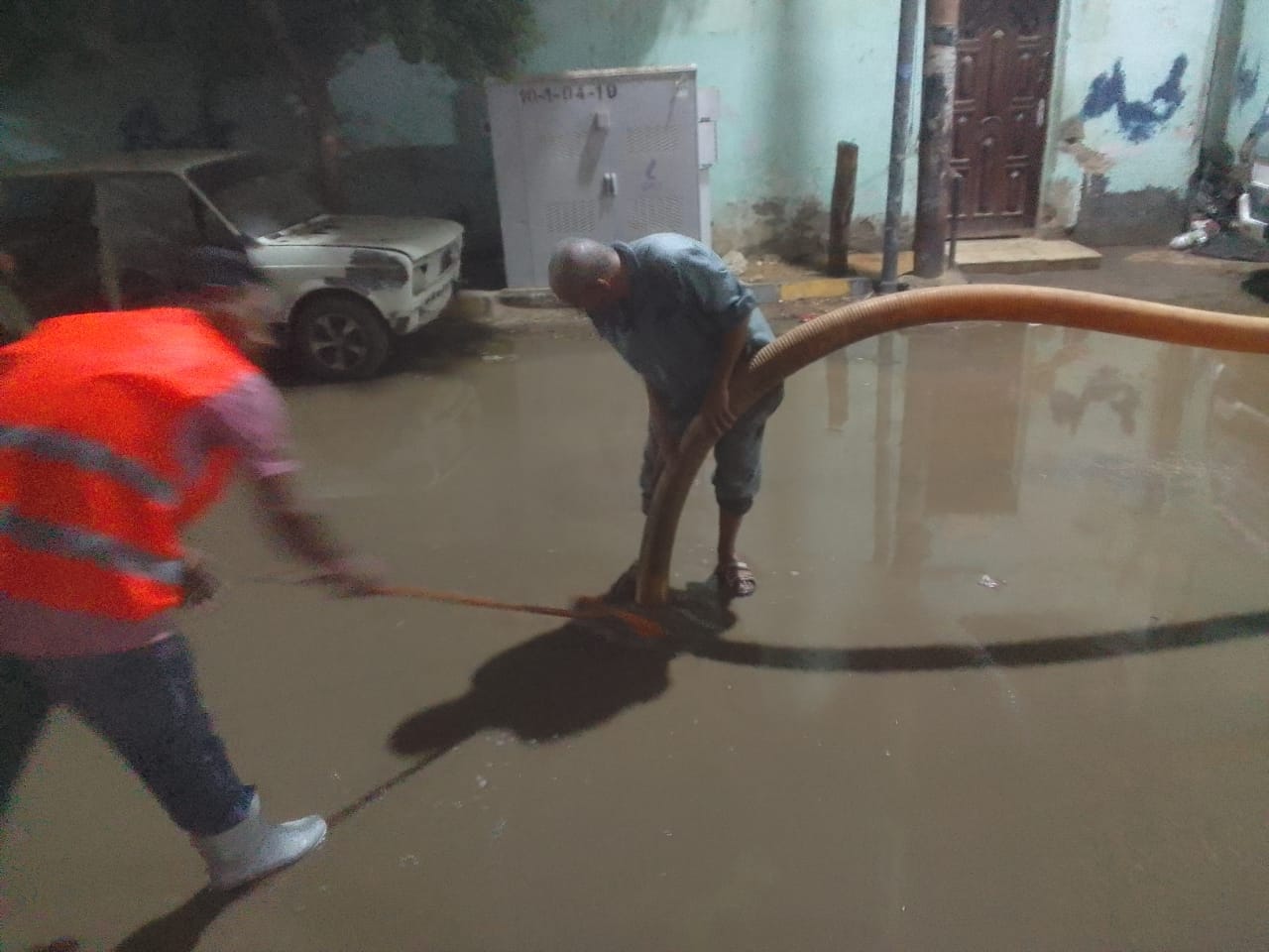 سحب تجمعات مياه الأمطار في مركز أبو قرقاص وفتح الطرق وصيانة الأعطال بمركز بني مزار (3)