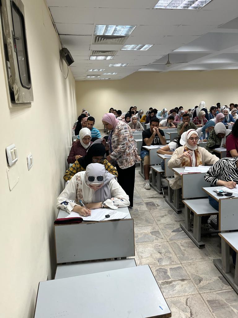 لجان الامتحانات بكلية الإعلام جامعة القاهرة (1)