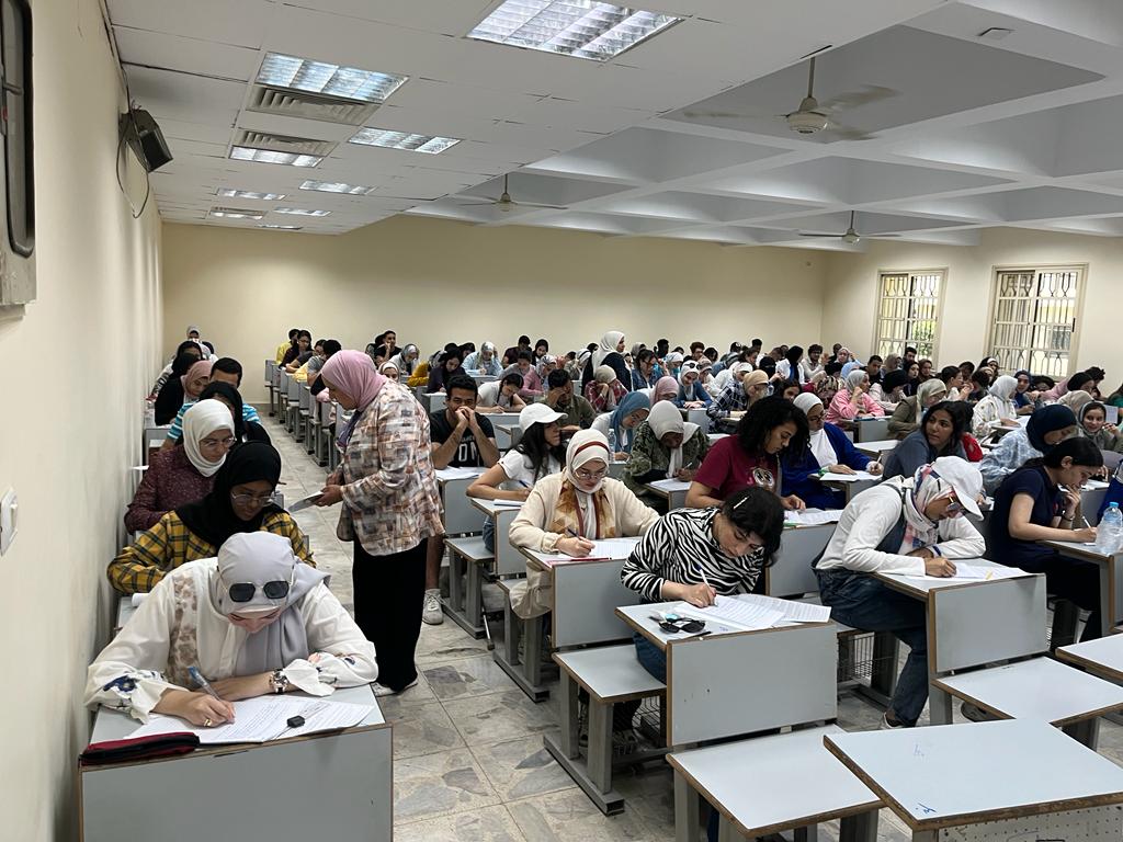 لجان الامتحانات بكلية الإعلام جامعة القاهرة (8)