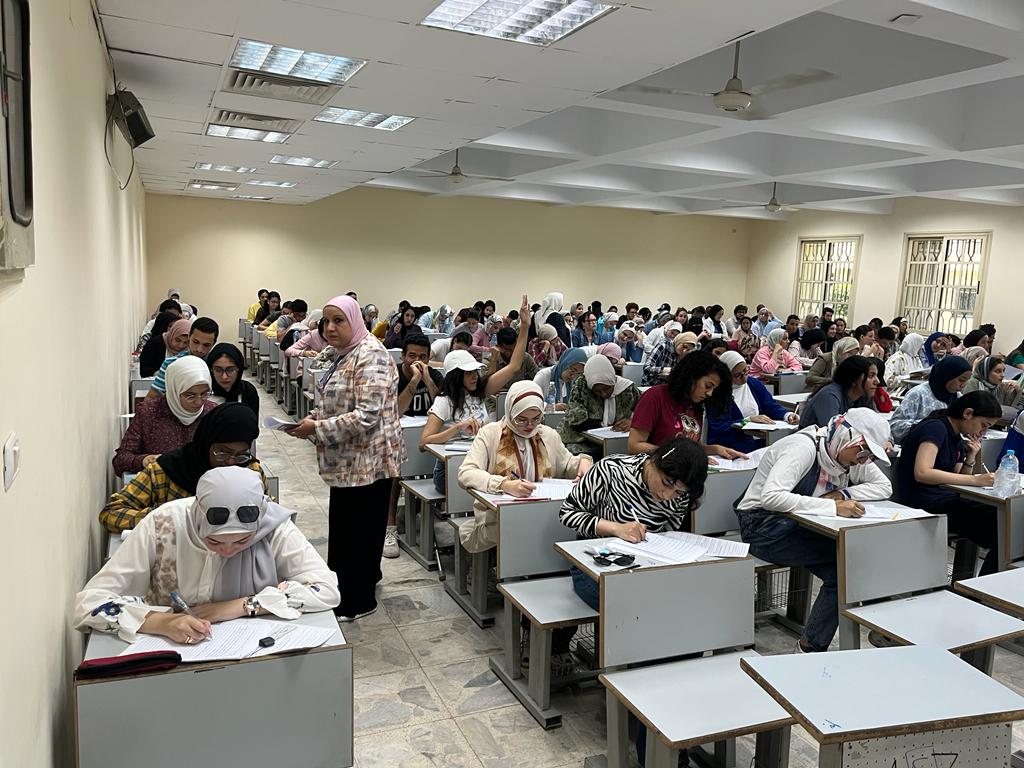 لجان الامتحانات بكلية الإعلام جامعة القاهرة (7)