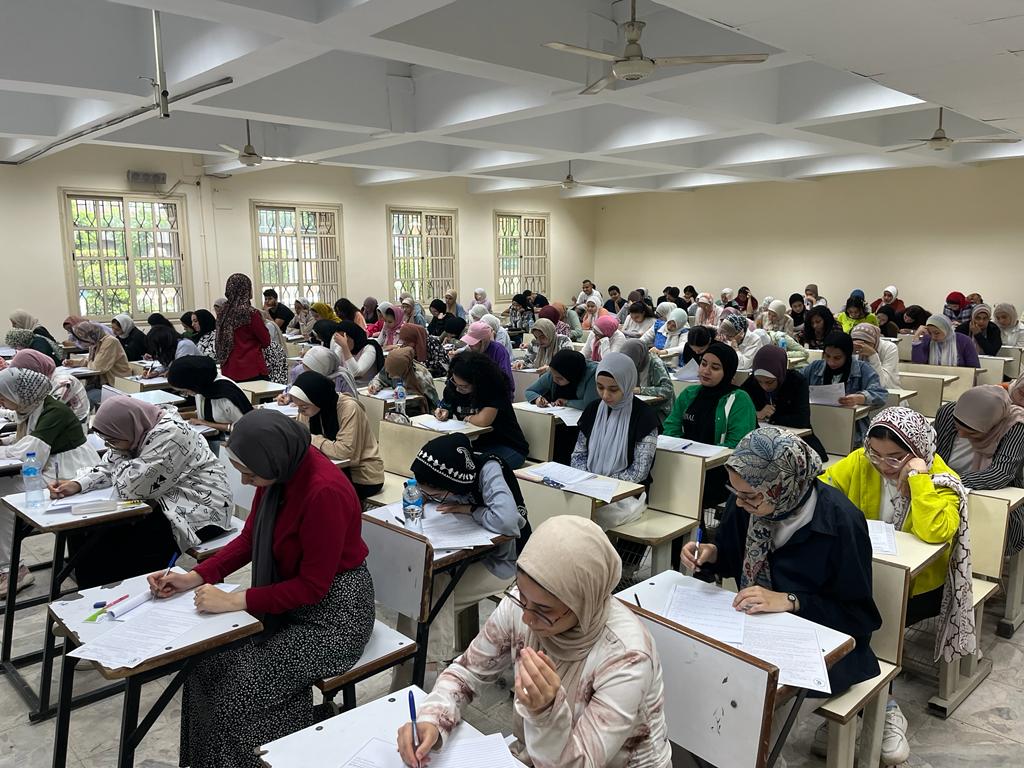لجان الامتحانات بكلية الإعلام جامعة القاهرة (4)