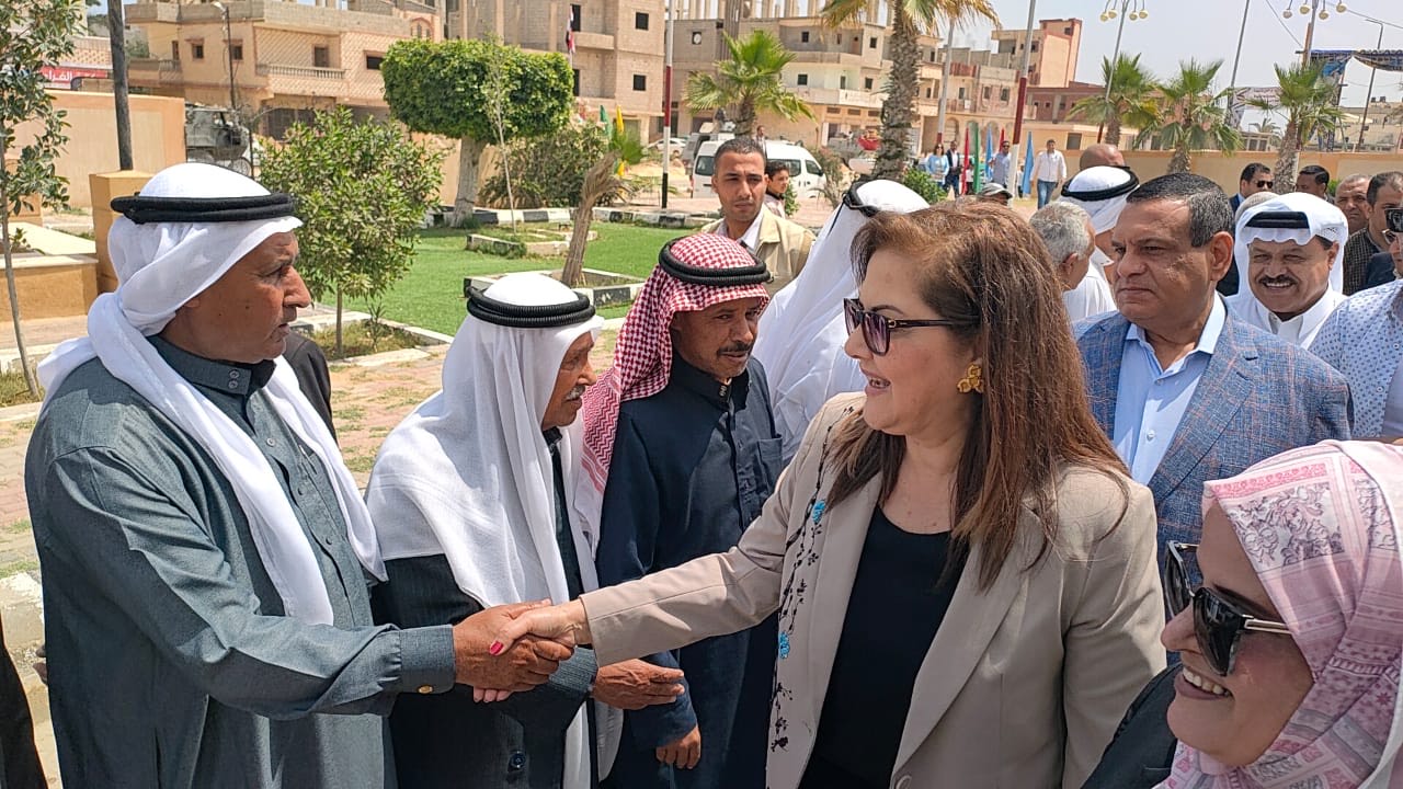 جانب من زيارة وزيرا التنمية المحلية والتخطيط لمدينة الشيخ زويد (3)