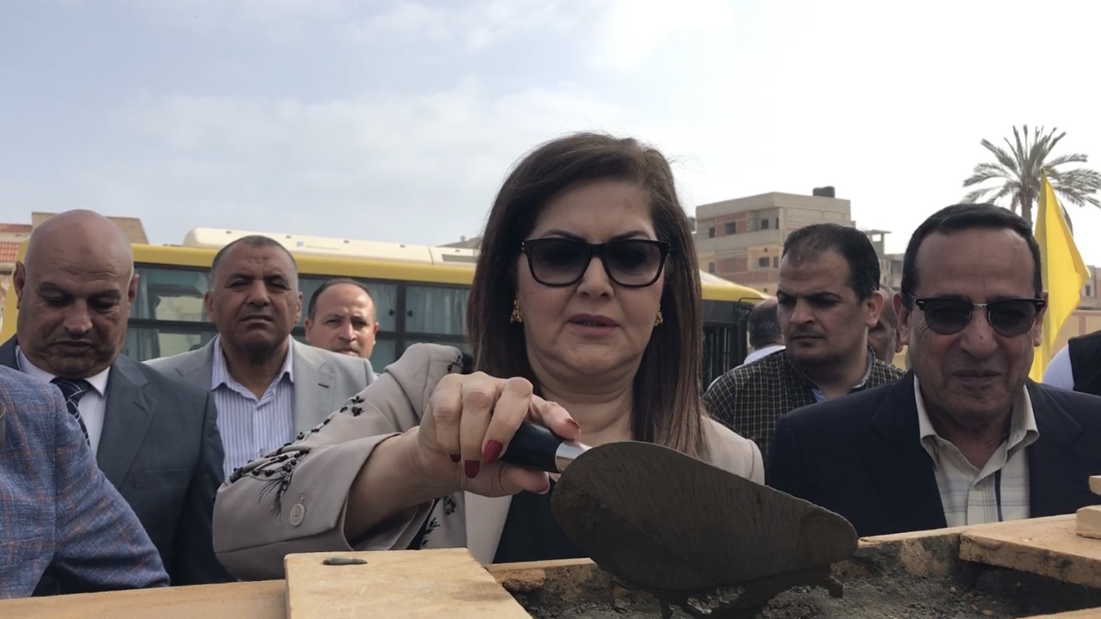 وزيرا التنمية المحلية والتخطيط يضعان حجر  أساس مجمع خدمات (2)