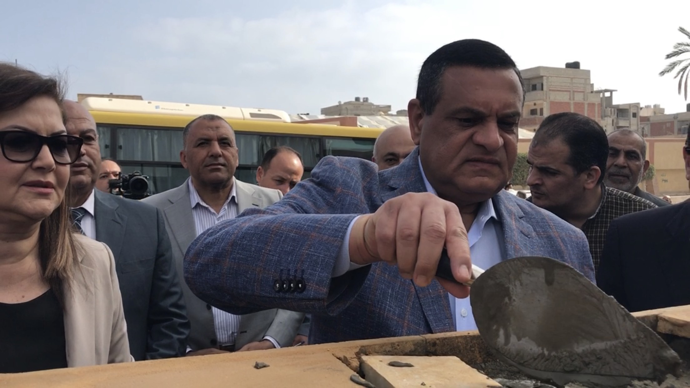 وزيرا التنمية المحلية والتخطيط يضعان حجر  أساس مجمع خدمات (3)