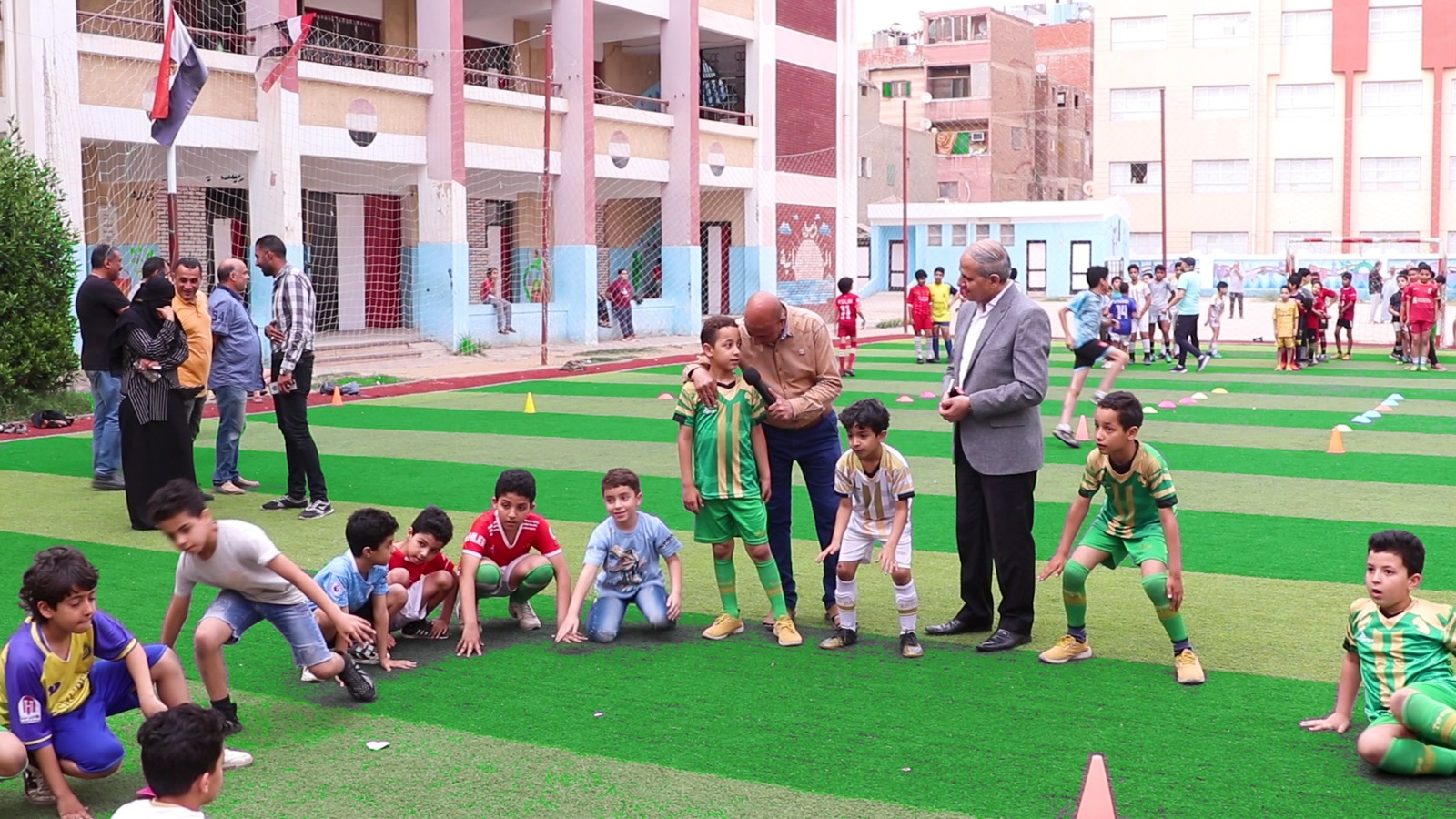 ثناء الاطفال على ممارستهم كرة القدم بمدرسة هدى شعراوي